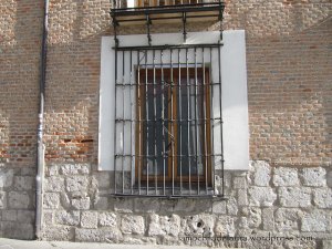 Ventana con cadenas